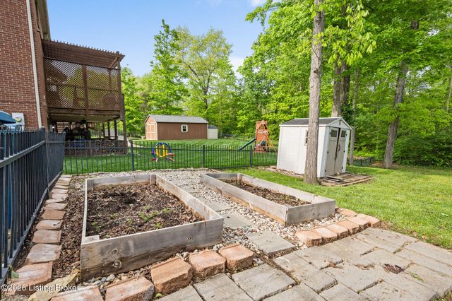 531 Wood Lake Dr, La Grange, KY 40031
