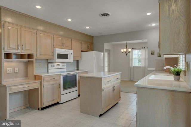 127 CHANCELLOR DRIVE, Chambersburg, PA 17201