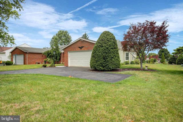 127 CHANCELLOR DRIVE, Chambersburg, PA 17201