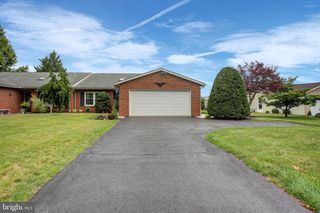 127 CHANCELLOR DRIVE, Chambersburg, PA 17201