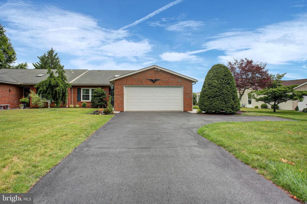 127 CHANCELLOR DRIVE, Chambersburg, PA 17201