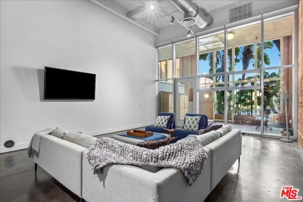 120 S Hewitt Street 6, Los Angeles, CA 90012