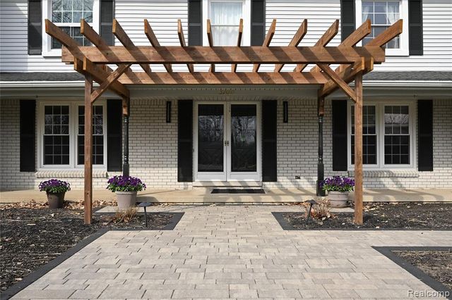 5100 Kings Gate Way, Bloomfield Hills, MI 48302