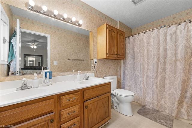 1085 Woodbury Road, King, NC 27021