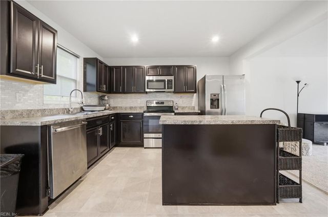 901 Lakeview CV, Smithfield, VA 23430