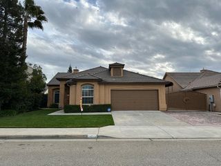 1127 E Pinehurst Avenue, Fresno, CA 93730