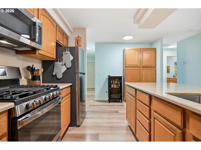 420 WALNUT Way, Silverton, OR 97381