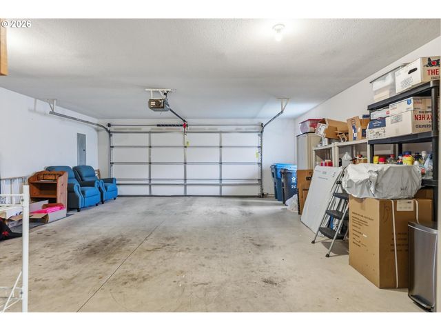 420 WALNUT Way, Silverton, OR 97381