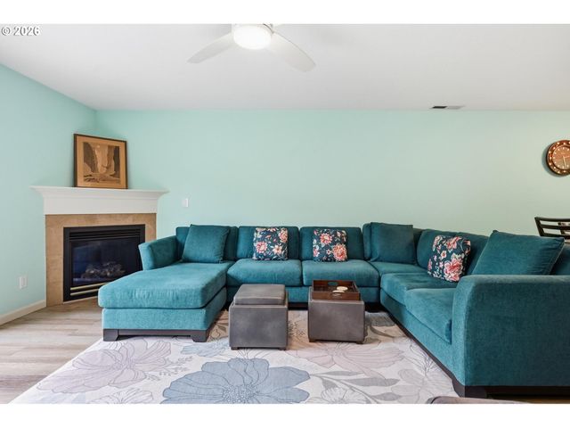 420 WALNUT Way, Silverton, OR 97381