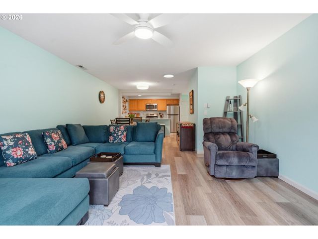 420 WALNUT Way, Silverton, OR 97381