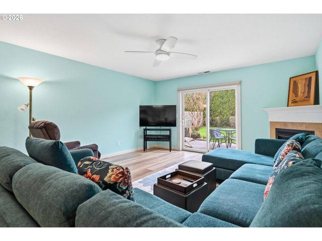 420 WALNUT Way, Silverton, OR 97381