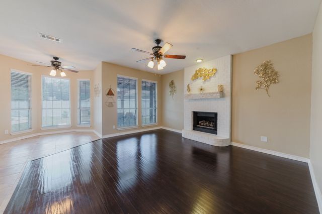 821 Quail Run Lane, Lancaster, TX 75146