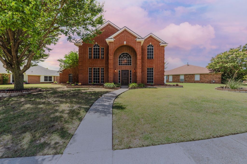 821 Quail Run Lane, Lancaster, TX 75146