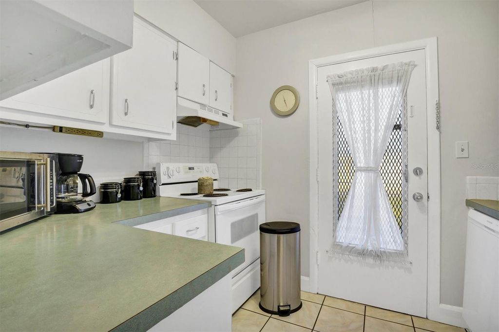 Image 11 of property listing at 1600 W LAKE PARKER DRIVE D5, Lakeland, FL 33805