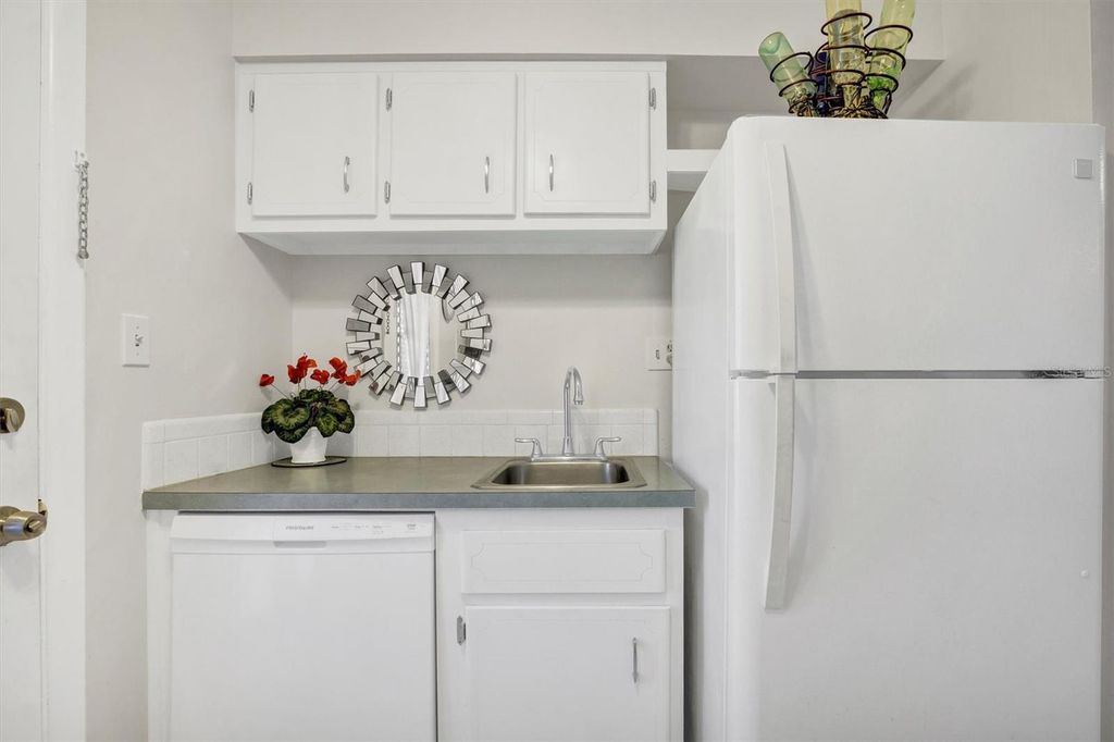 Image 12 of property listing at 1600 W LAKE PARKER DRIVE D5, Lakeland, FL 33805