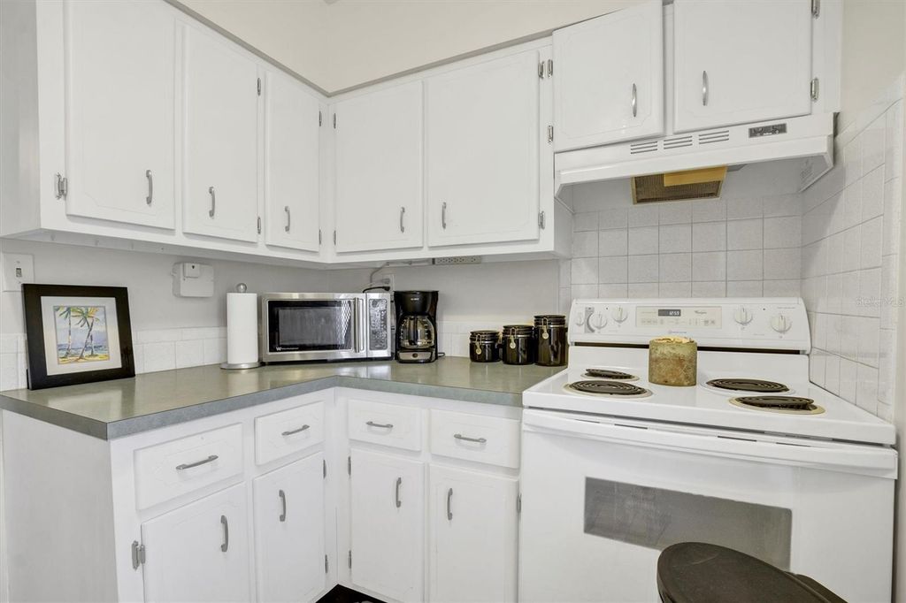 Image 13 of property listing at 1600 W LAKE PARKER DRIVE D5, Lakeland, FL 33805