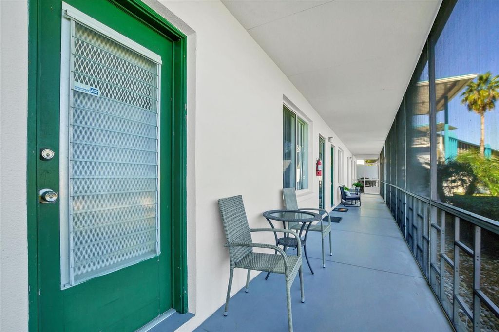 Image 5 of property listing at 1600 W LAKE PARKER DRIVE D5, Lakeland, FL 33805