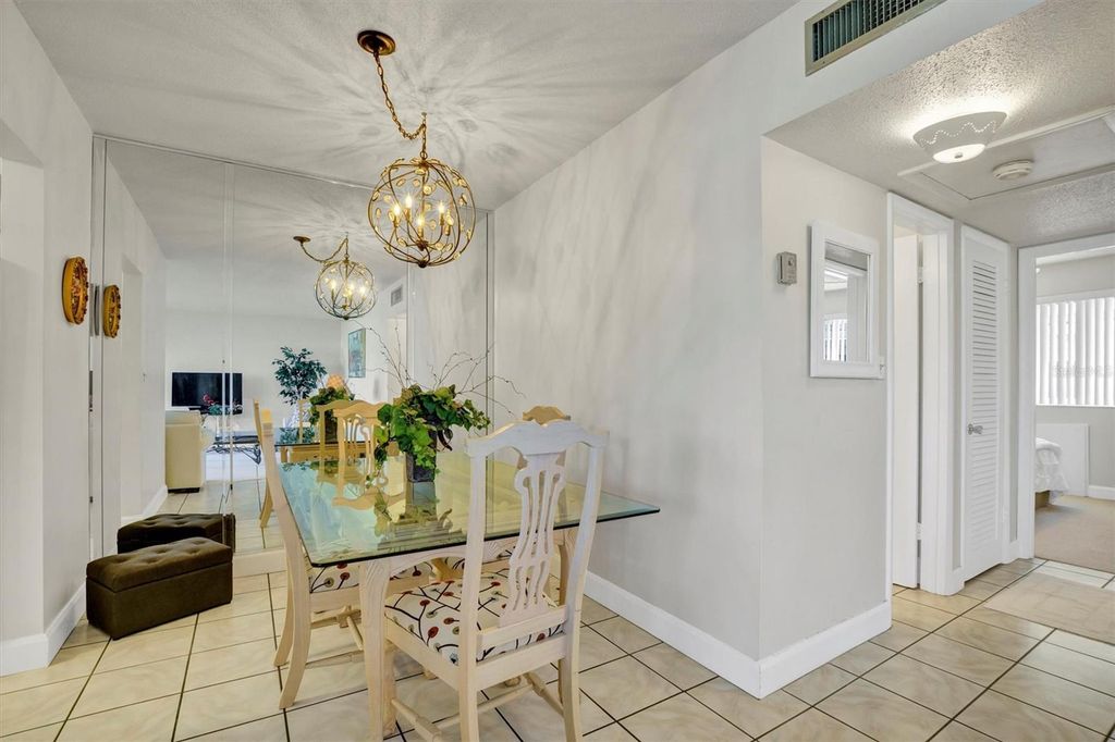 Image 8 of property listing at 1600 W LAKE PARKER DRIVE D5, Lakeland, FL 33805