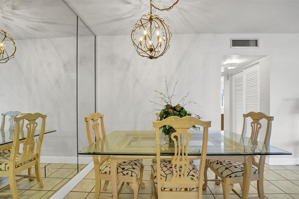 Image 10 of property listing at 1600 W LAKE PARKER DRIVE D5, Lakeland, FL 33805