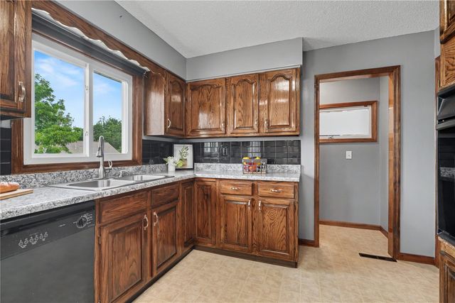 2336 31st St SW, Cedar Rapids, IA 52404