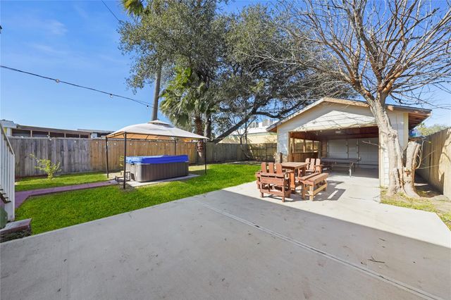 4712 Avenue K, Galveston, TX 77551