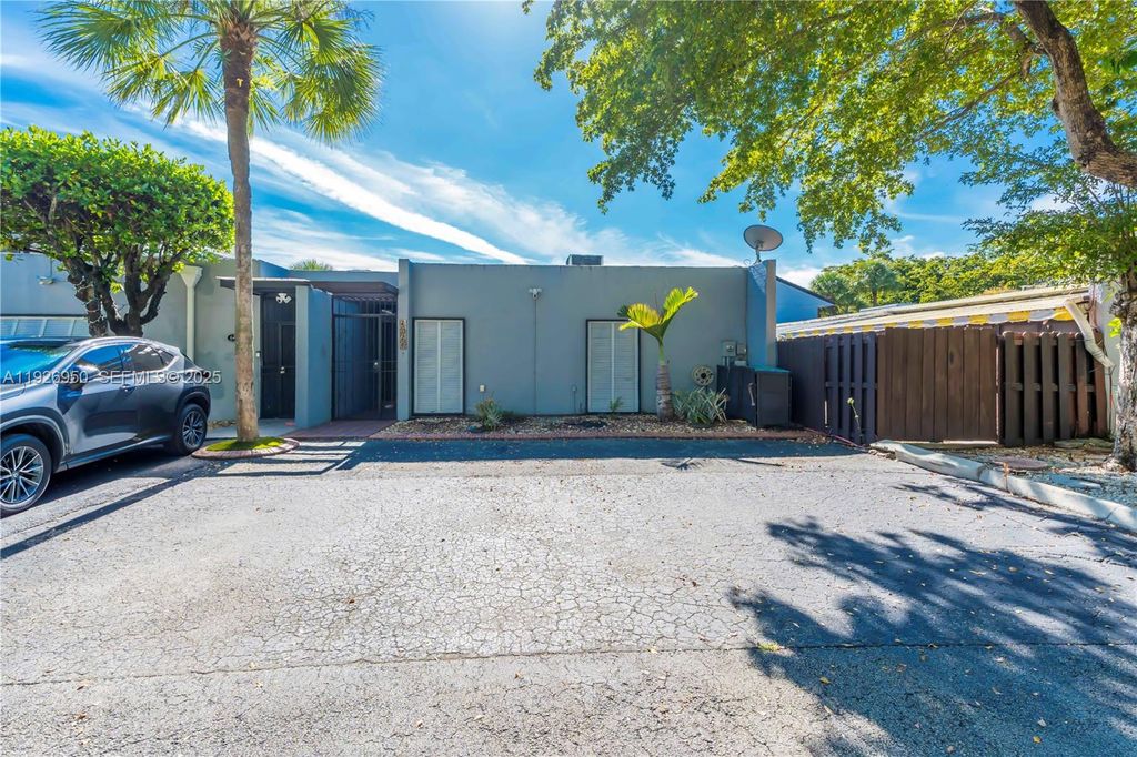 6460 Milk Wagon Ln, Miami Lakes, FL 33014