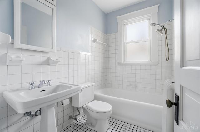 2842 Observatory Avenue, Cincinnati, OH 45208