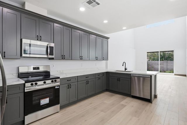 2805 E Trumbull Road 1, Phoenix, AZ 85040