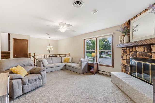 2808 Comanche COURT S, Waukesha, WI 53188