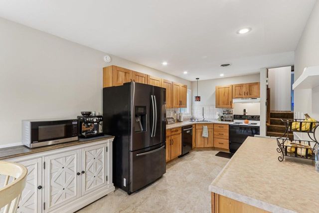 2808 Comanche COURT S, Waukesha, WI 53188