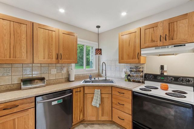 2808 Comanche COURT S, Waukesha, WI 53188