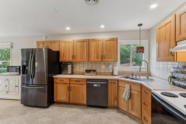 2808 Comanche COURT S, Waukesha, WI 53188