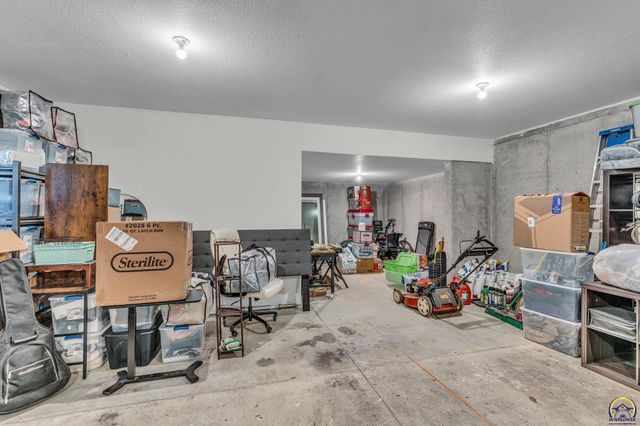 938 SW Woodbridge PL, Topeka, KS 66606
