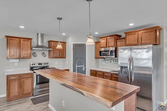 938 SW Woodbridge PL, Topeka, KS 66606