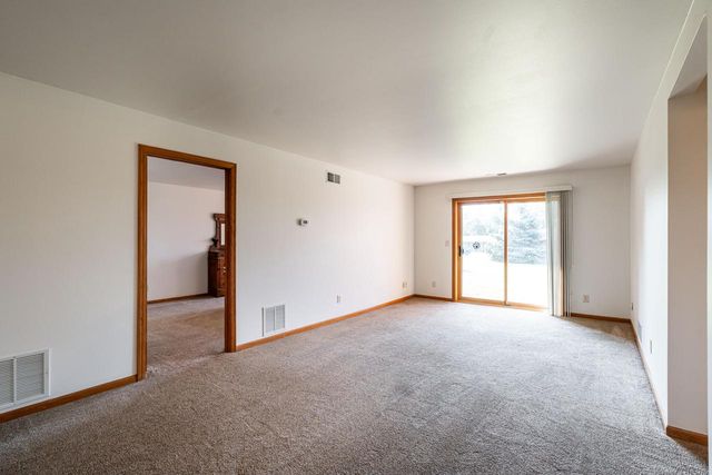 N58W23869 Hastings COURT #302, Sussex, WI 53089