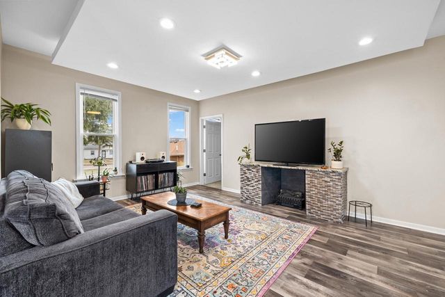 224 W Martin LANE, Milwaukee, WI 53207