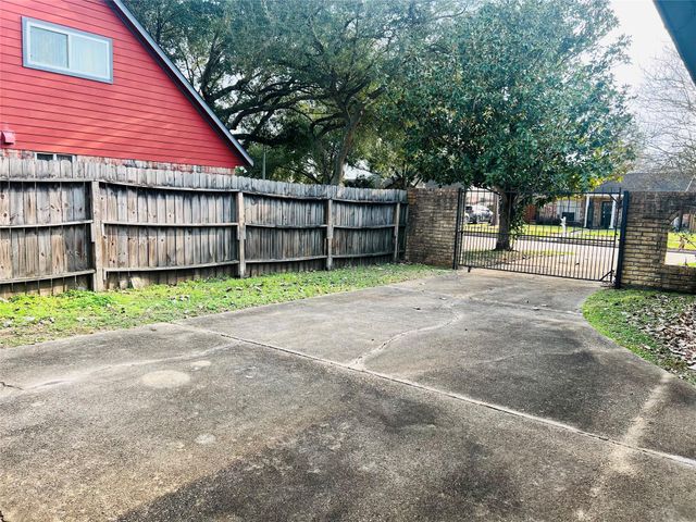 12614 Hunting Briar Drive, Houston, TX 77099