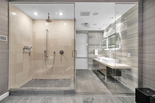 1100 Biscayne Blvd 6001, Miami, FL 33132