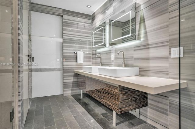 1100 Biscayne Blvd 6001, Miami, FL 33132