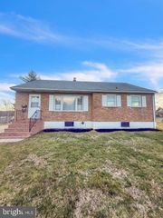 12 GREGG AVE, Newport, DE 19804