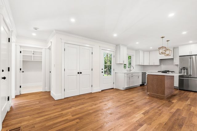 10 Harvey Park, Lynnfield, MA 01940