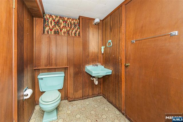 17 Danna Way, Saddle Brook, NJ 07663