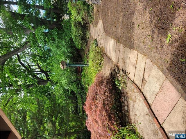 17 Danna Way, Saddle Brook, NJ 07663