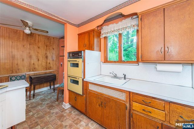 17 Danna Way, Saddle Brook, NJ 07663