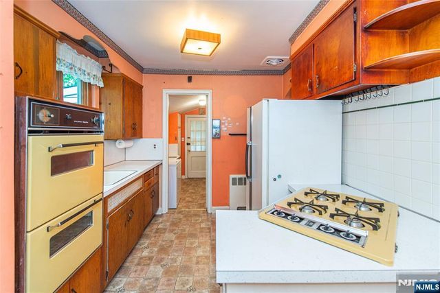 17 Danna Way, Saddle Brook, NJ 07663