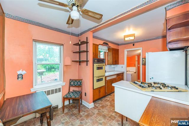 17 Danna Way, Saddle Brook, NJ 07663