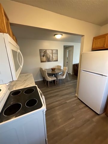 307 N 9th Avenue W, Newton, IA 50208