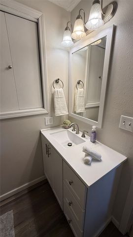 307 N 9th Avenue W, Newton, IA 50208