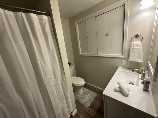 307 N 9th Avenue W, Newton, IA 50208