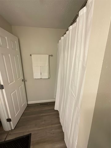 307 N 9th Avenue W, Newton, IA 50208